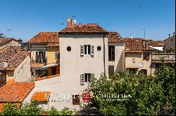 RESTORED TOWNHOUSE WITH GARDEN FOR SALE IN THE HISTORIC CENTER OF AREZZO