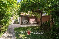 RESTORED TOWNHOUSE WITH GARDEN FOR SALE IN THE HISTORIC CENTER OF AREZZO