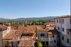 RESTORED TOWNHOUSE WITH GARDEN FOR SALE IN THE HISTORIC CENTER OF AREZZO