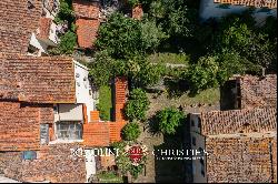 RESTORED TOWNHOUSE WITH GARDEN FOR SALE IN THE HISTORIC CENTER OF AREZZO