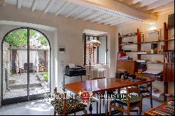 RESTORED TOWNHOUSE WITH GARDEN FOR SALE IN THE HISTORIC CENTER OF AREZZO