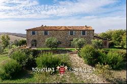 LUXURY RESTORED COUNTRY HOUSE FOR SALE IN ASCIANO, VAL D'ORCIA