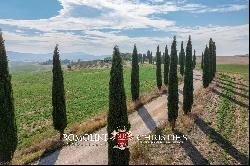 LUXURY RESTORED COUNTRY HOUSE FOR SALE IN ASCIANO, VAL D'ORCIA