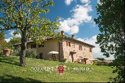 COUNTRY HOUSE OVERLOOKING SAN GIMIGNANO FOR SALE IN TUSCANY