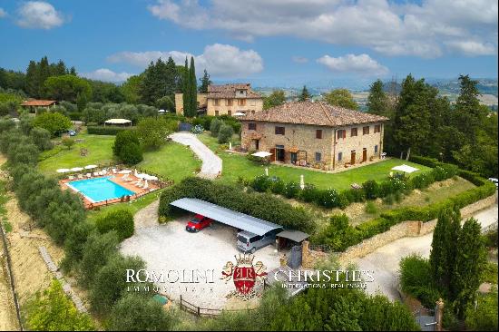 COUNTRY HOUSE OVERLOOKING SAN GIMIGNANO FOR SALE IN TUSCANY