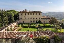 PERIOD VILLA FOR SALE JUST 15 MINUTES FROM THE HISTORICAL CENTER OF FLORENCE