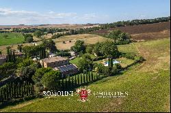 FARMHOUSE WITH POOL FOR SALE ALONG THE RIVER IN TUSCANY, SIENA