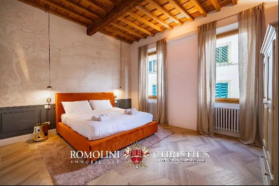 LUXURY APARTMENT WITH THREE BEDROOMS AND TERRACE IN FLORENCE