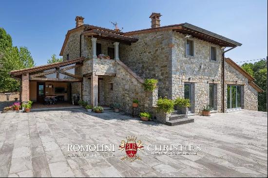 RENOVATED COUNTRY HOUSE WITH POOL FOR SALE IN POPPI, CASENTINO