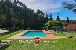 PERIOD VILLA WITH PARK AND POOL FOR SALE IN CAMAIORE, TUSCANY