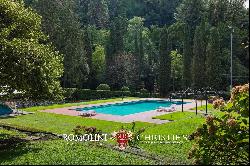 PERIOD VILLA WITH PARK AND POOL FOR SALE IN CAMAIORE, TUSCANY