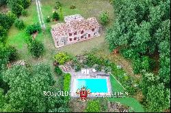 RUSTIC FARMHOUSE WITH SWIMMING POOL AND 58 HA OF WOODS FOR SALE IN TUSCANY