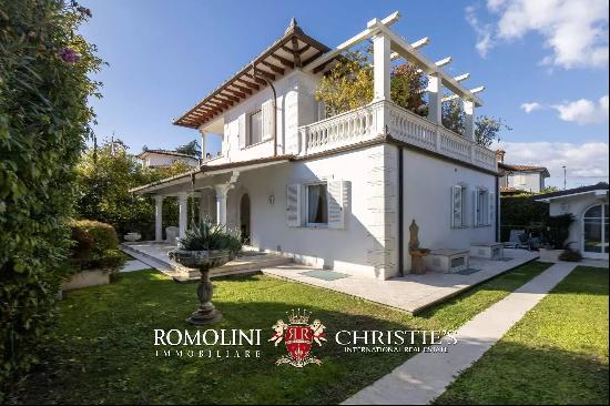 LUXURY VILLA FOR SALE IN PIETRASANTA, VERSILIA