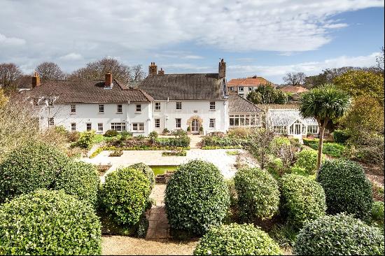 AN IMPRESSIVE FAMILY HOME WITH EXTENSIVE GROUNDS, POOL, AND TENNIS COURT