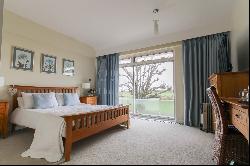 Spacious Apartment Overlooking The Royal Jersey Golf Course