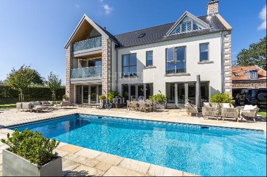 IMPRESSIVE SIX BEDROOM FAMILY HOME WITH SWIMMING POOL