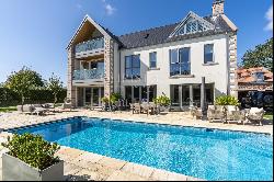 IMPRESSIVE SIX BEDROOM FAMILY HOME WITH SWIMMING POOL