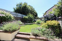 ATTRACTIVE THREE BEDROOM BARN CONVERSION WITH A SOUTH FACING GARDEN