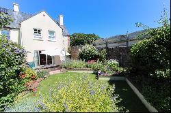 ATTRACTIVE THREE BEDROOM BARN CONVERSION WITH A SOUTH FACING GARDEN