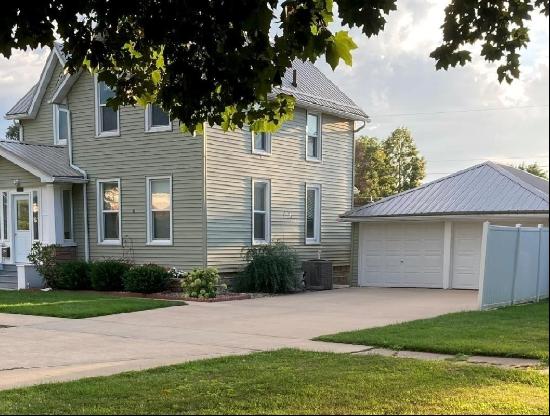 511 Blackhawk Street, Reinbeck IA 50669