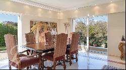 Luxurious villa in a quiet location close to the Mougins School