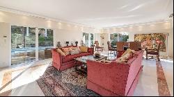 Luxurious villa in a quiet location close to the Mougins School