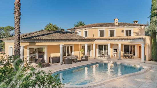 Luxurious villa in a quiet location close to the Mougins School