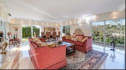 Luxurious villa in a quiet location close to the Mougins School