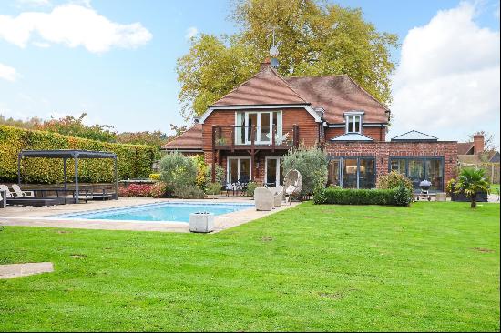 **SOLE AGENT ** Exceptional family home offering luxury and tranquillity, vaulted ceilings