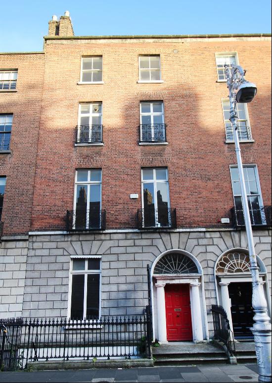 DescriptionNo. 17 Fitzwilliam Place, Dublin 2 is a mid-terrace 4 storey over basemen