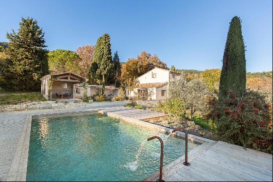 Renovated 18th-century farmhouse for sale in St Saturnin les Apt.