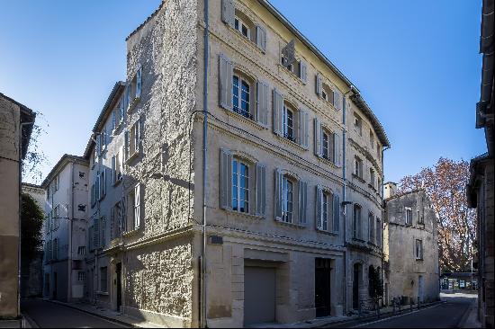 Magnificient property with a terrace and garage in Avignon Intramuros.