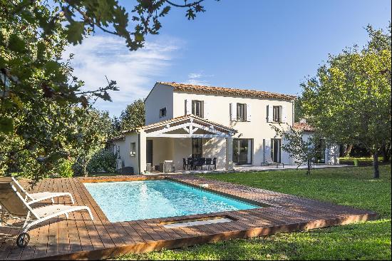 A beautiful five bedroom home for sale near Pernes-les-Fontaines.