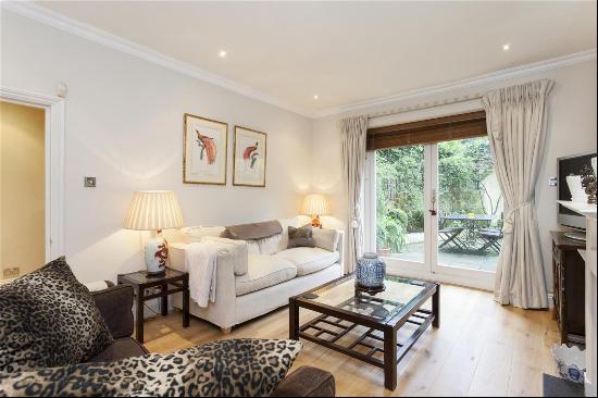 This spacious one-bedroom garden flat is located on one of Notting Hill's most prestigious