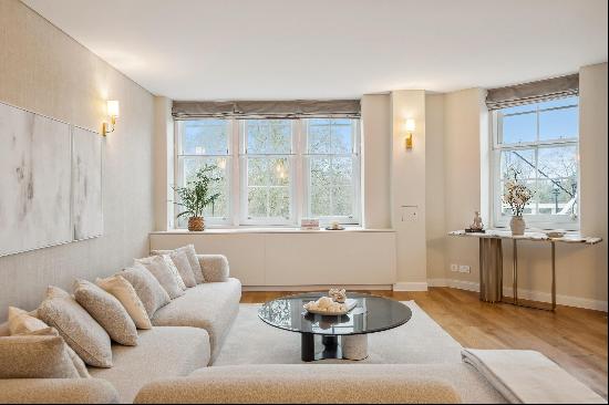 A well presented 3 bedroom apartment to rent in Mayfair W1J