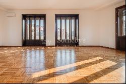 Spacious apartment in Porta Nuova area