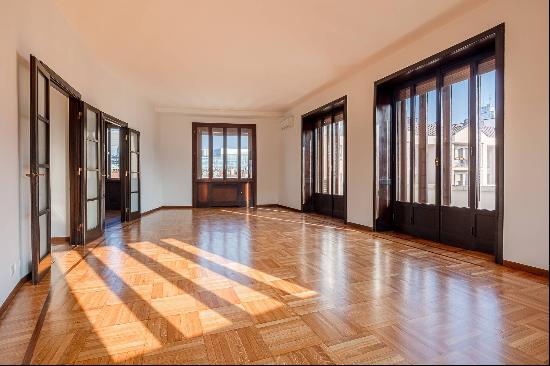 Spacious apartment in Porta Nuova area