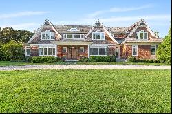 Sagaponack Estate with Gorgeous Backyard