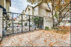 Lovely Low Maintenance 3-Story TreeHouse TownHome Corner Unit Near Highland Park