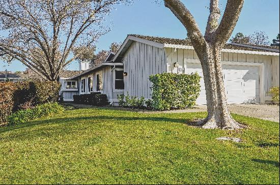 Charming Townhouse with Golf Course Views 