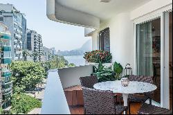 Duplex penthouse with views of Lagoa Rodrigo de Freitas and full amenities