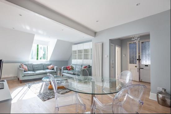 A bright apartment with wood floors on the famous Abbey Road.