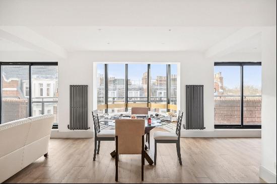 A smart three bedroom flat available to rent in Chelsea