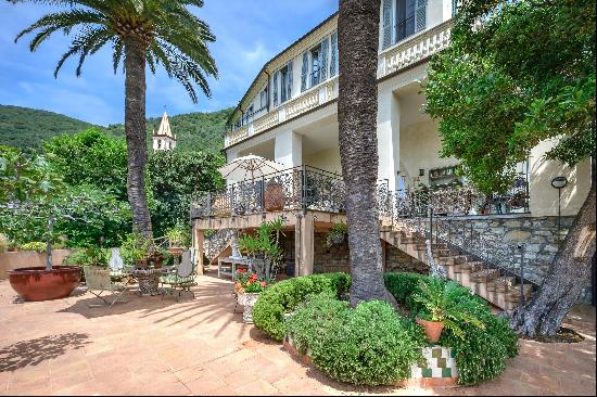 Villa with an infinity pool and a tennis court on the edge of a charming Ligurian village