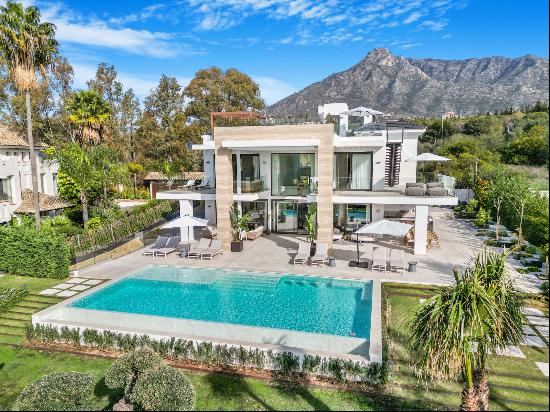 Stunning Six-Bedroom Luxury Villa in Marbella's Exclusive Lomas del Marques