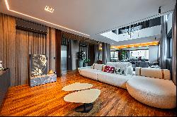 Penthouse with private leisure area and prime location