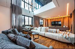 Penthouse with private leisure area and prime location