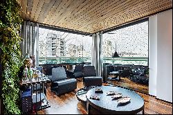 Penthouse with private leisure area and prime location