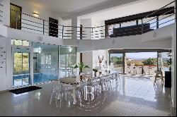 CIBOURE, 400 M² HOUSE WITH INDOOR POOL AND SEA VIEW