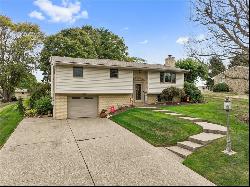 15 Crestwood Dr, Cecil PA 15321